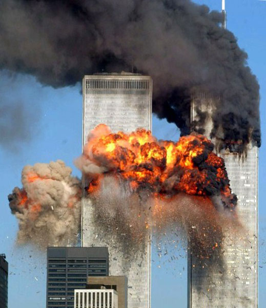 O segundo avião, do voo 175 da United Airlines vindo de Boston, atinge a torre sul do World Trade Center às 9h03 (10h03 em Brasília). A explosão aconteceu apenas 17 minutos depois da primeira, às 8h46. Foto: Spencer Platt / Getty Images / AFP
