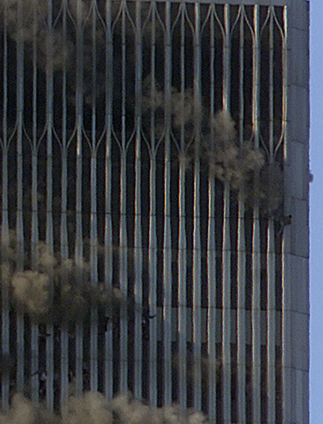 Pessoas pedem socorro à esquerda enquanto, à direita, um homem tenta escalar para fora do prédio, encurralado na torre em chamas do WTC. Foto: The New York Times