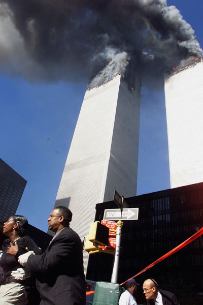 Pessoas abandonam o World Trade Center enquanto as torres são vistas em chamas logo acima, minutos antes das quedas. Foto: The New York Times