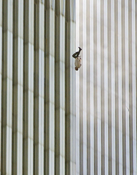 Homem é visto caindo de uma das torres do WTC enquanto os dois edifícios estão em chamas. Foto:  Richard Drew / AP