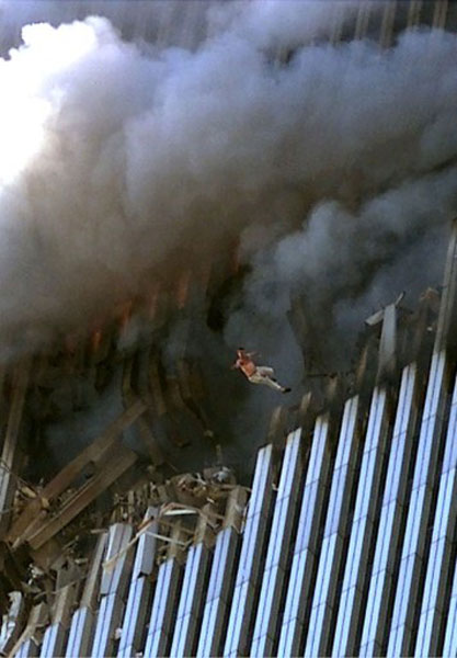 Homem se joga de andar em chamas na Torre Um do World Trade Center. Foto: Jose Jimenez / Primera Hora / Getty Images / AFP.
