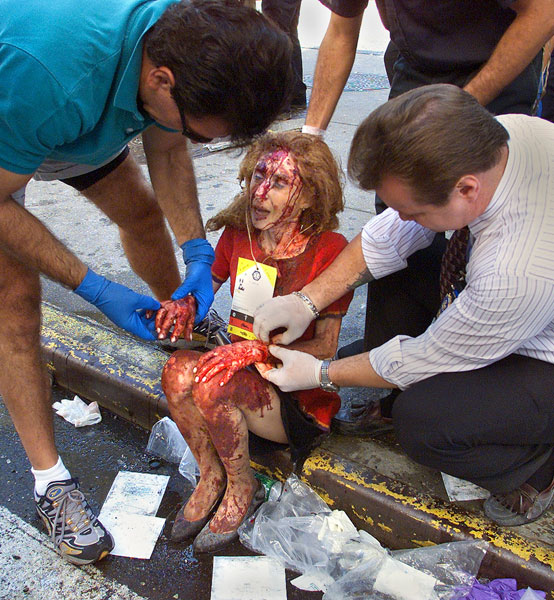 Mulher ferida é atendida por paramédicos após deixar o WTC, pouco antes de as Torres Gêmeas ruírem. Foto: The New York Times.