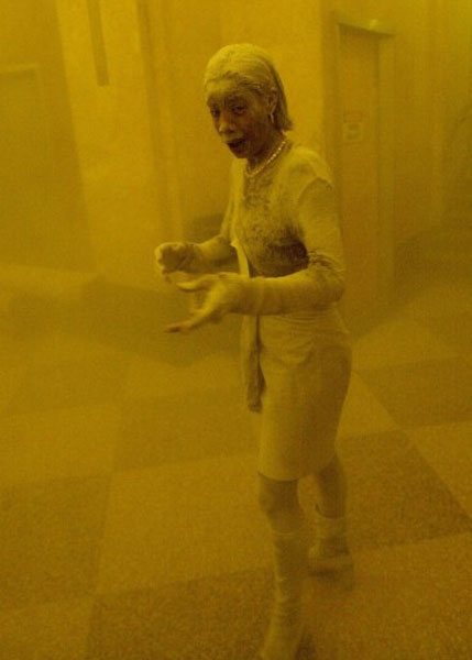 A bancária Marcy Borders é vista coberta de poeira após o colapso de uma das Torres Gêmeas. Na rua, ela não conseguiu abrigo antes de a enorme nuvem de poeira e destroços tomar conta da área ao redor do WTC. Foto: Stan Honda / AFP