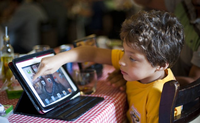 Breno Soderi Carvalho, 6, que gosta de ver 'Cocoricó' na tela do tablet. Foto: Isadora Brant / Folhapress