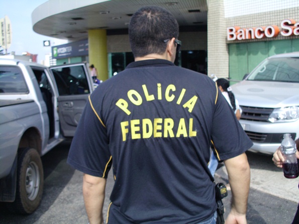 Agente da Polícia Federal em frente ao Edifício Vinícius de Moraes. Foto: Blog do Neto Ferreira