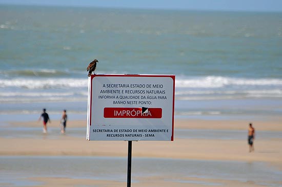 Sinalização indica que água é imprópria para banho na praia do Calhau, em São Luís. Foto:  Folhapress