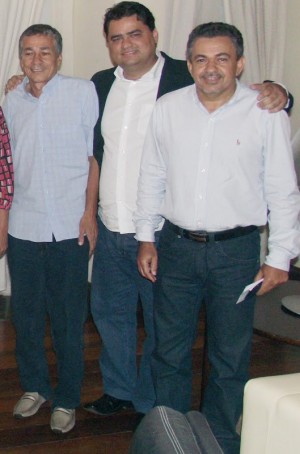 Vieira ladeado pelos seus mentores, Deusdedith e Pereira