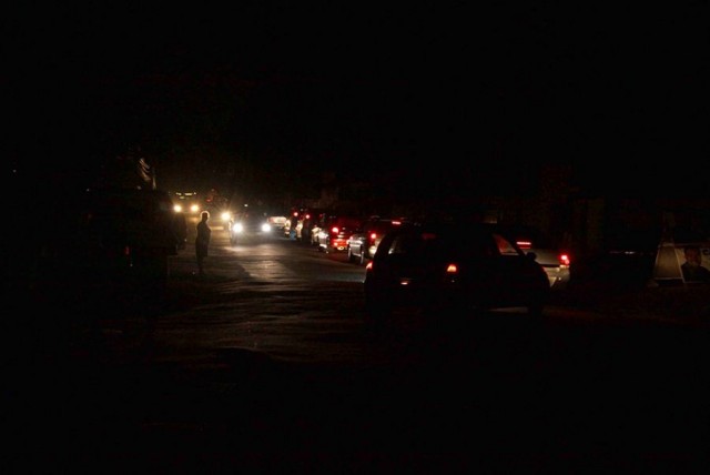 Rua de São Luís iluminada por faróis de carros e pela lua.