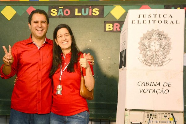Edivaldo Holanda Júnior (PTC) e sua esposa, Camila Vasconcelos: felicidade de quem fez uma campanha limpa e honesta.