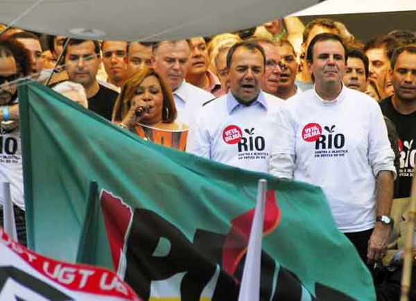 A maranhense Alcione cantando o Hino Nacional na manifestação do Rio de Janeiro pelos royalties.