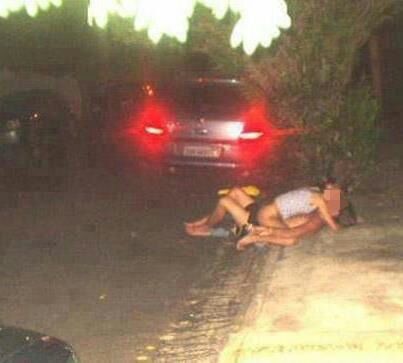 Em uma das fotos, uma casal aparece em uma calçada sem roupas.