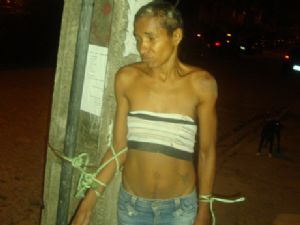 'Mulher Aranha' presa em poste por moradores. Foto: Teresa Pena / Imirante