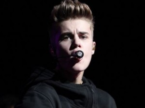 Justin Bieber faz show para emissora de rádio em Los Angeles. Foto: Christopher Polk/AFP