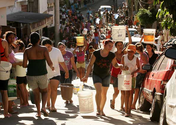 Lata d'água na cabeça virou uma triste sina em São Luís. Foto: Reprodução