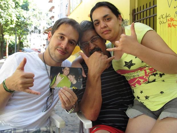 Bruno (à esq.), o pai (centro) e a irmã (dir.) de Vinicius fazem gesto em homenagem ao estudante. Foto: Paulo Toledo Piza/G1