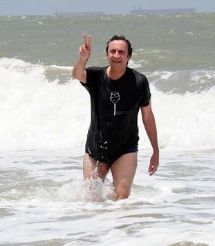 Secretário de Saúde do Maranhão, Ricardo Murad, cunhado de Roseana Sarney, fez campanha incentivando banhistas a frequentar praias de São Luís. Foto: Ascom/SES MA
