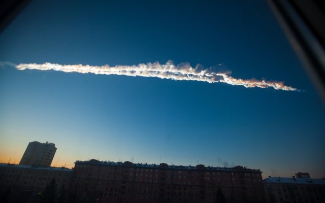 Rastro deixado pelo meteorito é visto no céu de Chelyabinsk, na Rússia. Foto: AP