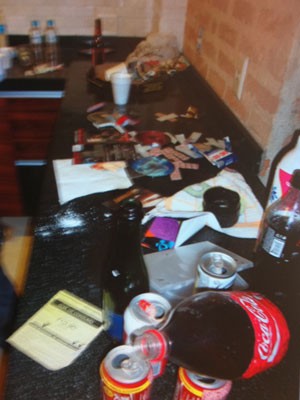 Polícia encontrou bebidas no apartamento.