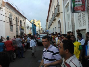 Tentativa de assalto chamou a ação de muitos curiosos (Foto: Dalva Rêgo/TV Mirante)