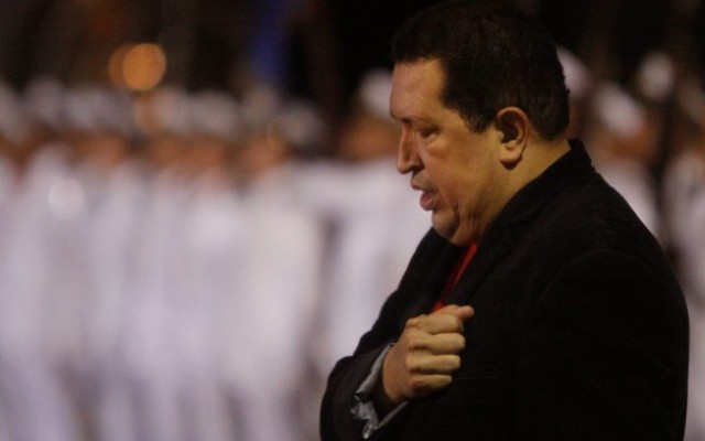 Chávez em cerimônia durante um de seus retornos de Cuba. Foto: EFE
