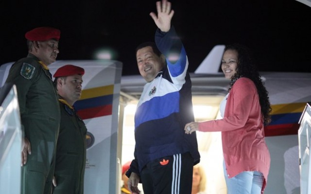 Em abril de 2012, Chávez parte novamente para Cuba ao lado da filha Rosa Virgínia. Foto: AP