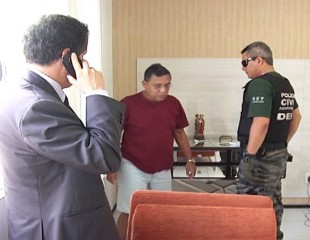 Momento da prisão do ex-prefeito de Urbano Santos