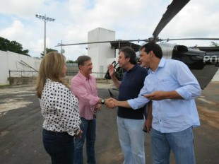 Ao chegar na cidade de helicóptero do GTA, Aluísio Mendes é recepcionada pelo casal Teresa e Ricardo Murad. Foto: Reprodução 