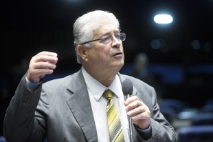 Na bancada: senador Roberto Requião (PMDB-PR).