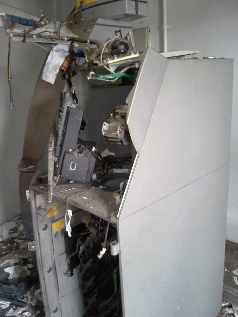 Um dos caixas eletrônicos destruídos