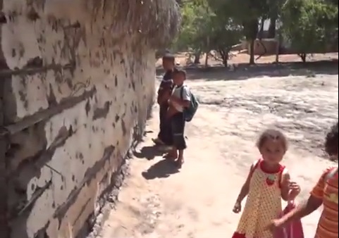 Crianças utilizam o banheiro improvisado da “escola” em Matões 