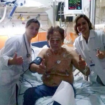 Reginaldo Rossi ao lado das enfermeiras num hospital de Recife 