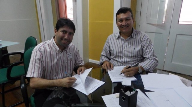 Prefeito Marcelo Jorge com Secretário Fernando Fialho, durante a assinatura de convênio para obra em Godofredo Viana
