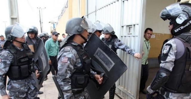 PRA DEVOLVER A PAZ Policiais do Batalhão de Choque se preparam para entrar no Complexo Penitenciário de Pedrinhas, para controlar tumulto gerado por facção. 