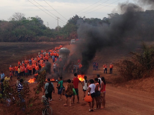 Estrada de Aurizona, bloqueada por manifestantes em Godofredo Viana e trabalhadores da mineradora saindo da área onde estavam confinados desde o início da semana