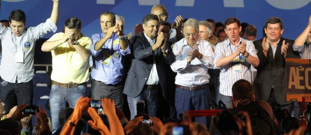 Aécio Neves chegou à convenção do PSDB na companhia do ex-presidente Fernando Henrique Cardoso e de lideranças tucanas