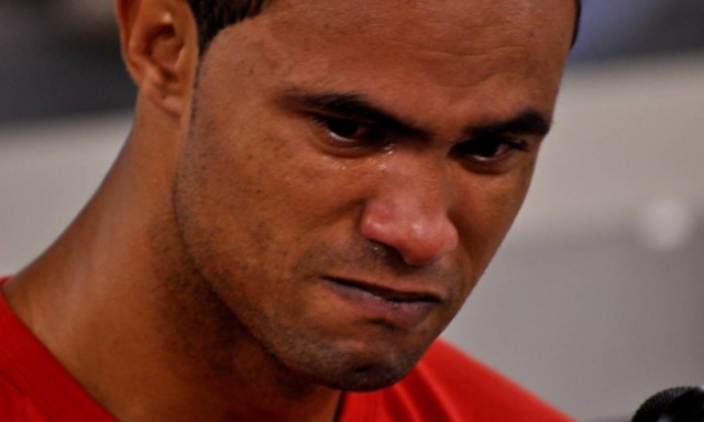 O goleiro Bruno chora durante seu julgamento em Minas Gerais. Ele foi condenado a 22 anos de prisão. Foto de 08/03/2013
