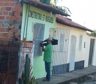 Cinegrafista da TV Globo gravando imagens em empresa fantasma