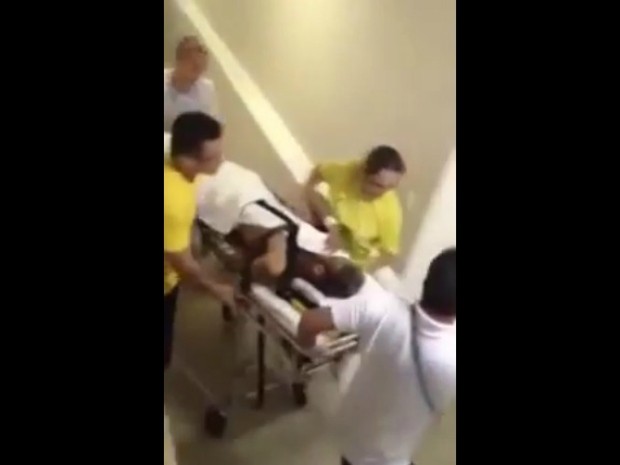 Imagens feitas com celular mostram Neymar sendo levado pelos corredores do hospital (Foto: Reprodução)