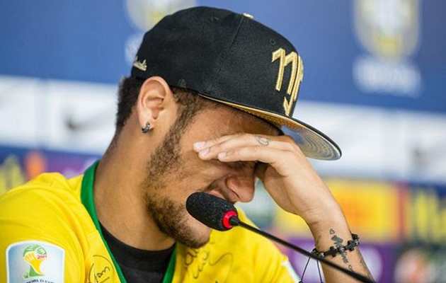 Em Teresópolis, Neymar não conteve as lágrimas ao comentar a eliminação brasileira e a lesão sofrida contra a Colômbia. (Foto: Fernando Dantas / Gazeta Press)
