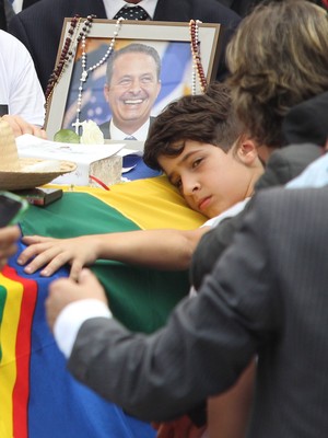 José, filho de Eduardo Campos, abraça o caixão do pai, o ex-governador pernambucano