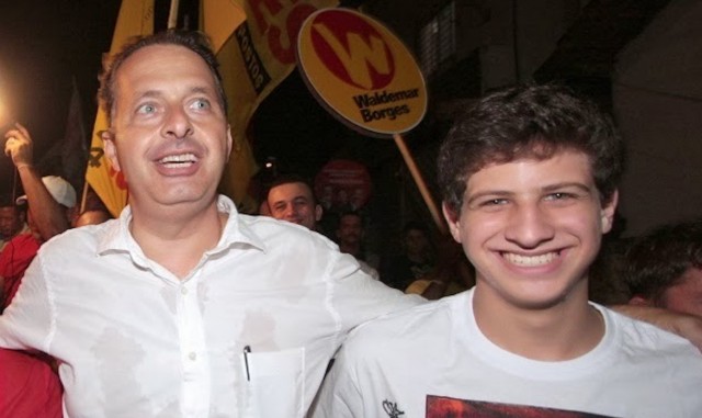 Eduardo ao lado do filho João, hoje com 20 anos, apontado como seu herdeiro político (Foto: Roberto Pereira)