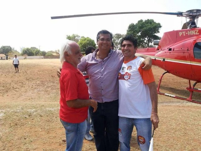 Veja o helicóptero de Dedé Macedo trazendo Flávio Dino para a cidade de Mirador