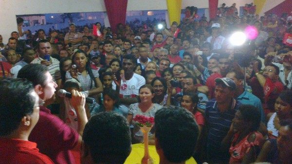 Hernando Macedo, discursando para uma multidão em Dom Pedro